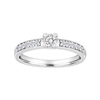 Smuk alliance ring i 14 kt hvidguld med flot diamant i 4 grab fatning og med 10 glitrende diamanter ned ad ringskinnen, samt lille guldhjerte inde i ringen.