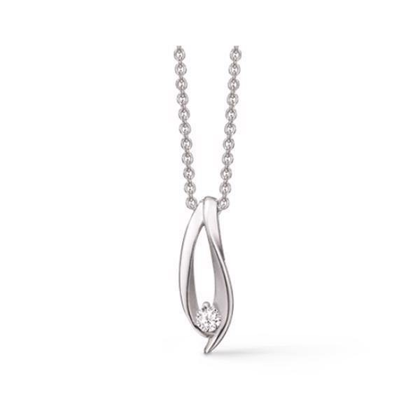 Støvring Design's Smukke sølv kæde med aflangt asymetrisk vedhæng med glitrende hvid zirkonia. Leveres med 42 + 3 cm kæde