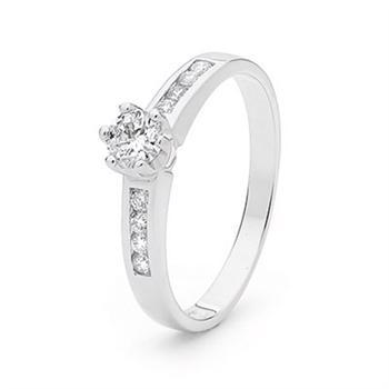 Hvidgulds diamant ring med total en halv carat