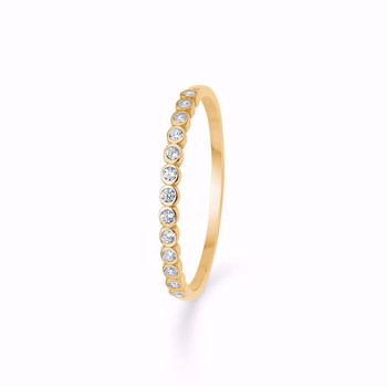 Ring i 8 karat guld med glitrende hvide zirkonia