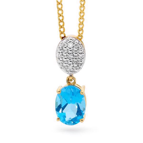 Elegant guld vedhæng med oval lys blå topas og med oval med 5 glitrende diamanter over. 18 x 6 mm og leveres med 45 cm forgyldt kæde fra Bee Jewelry