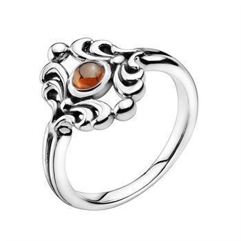 Ring i oxideret sterling sølv med granat – Lund Copenhagen