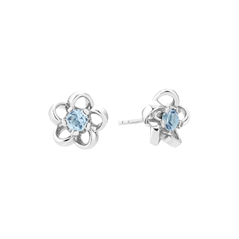 Øreringe i blomsterform med flere kronblade og en lys blå topaz i midten, lavet i sterling sølv.