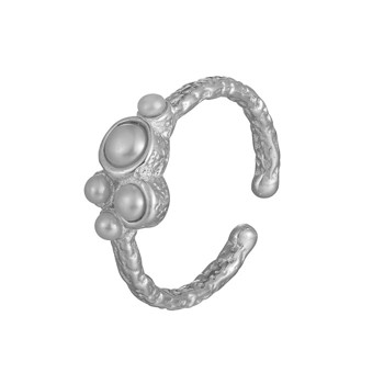 Model R-8149-S, fingerring Smuk sølv fingerring med ferskvandsperler fra danske WiOGA fra WiOGA