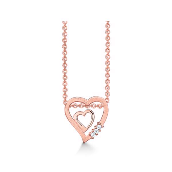 Støvring Design\'s Smukke rosa forgyldt sølv kæde med matteret dobbelt hjerte vedhæng med tre glitrende zirkonia. Leveres med 42 + 3 cm kæde