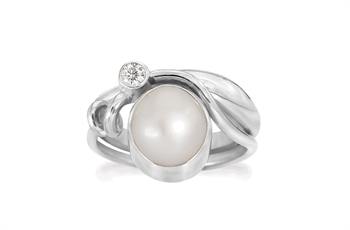 Rabinovich Winding White fingerring i sterling sølv med ferskvandsperle