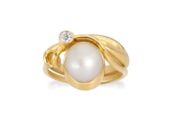 Rabinovich Winding White fingerring i forgyldt sterling sølv med ferskvandsperle