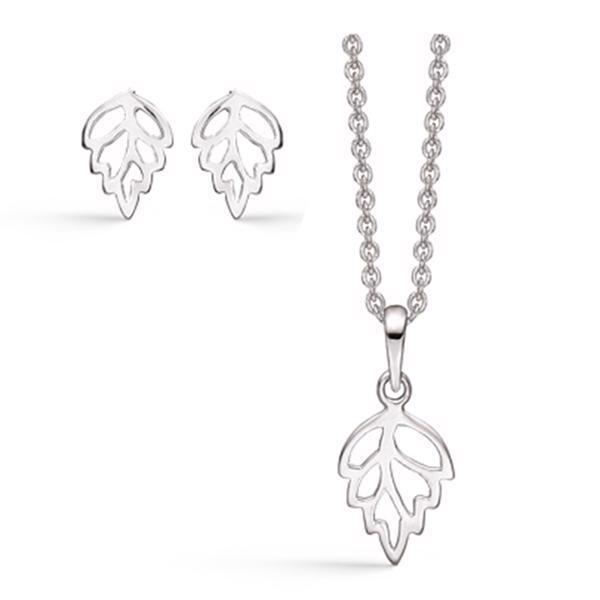 Støvring Design\'s Smukt smykkesæt med blade. Vedhæng i kæde og elegante ørestikker. Vedhæng måler 12 x 9 mm og ørestikker  10 x 7 mm