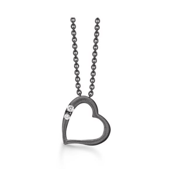 Støvring Design\'s smukke sort rhodinerede sølv kæde med "skævt" hjerte vedhæng med glitrende hvid zirkonia på den ene halvdel, leveres med 42 + 3 cm kæde