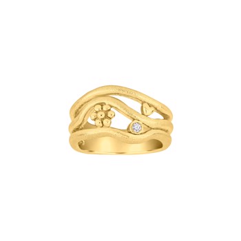 Forgyldt ring med bølget design, blomsterdetalje til venstre, rund sten i midten, hjerte til højre.