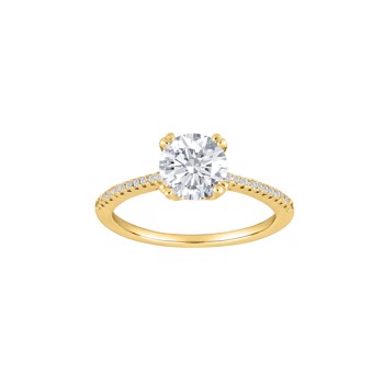 Forgyldt ring med rund ædelsten og små sten på båndet, elegant og klassisk design.