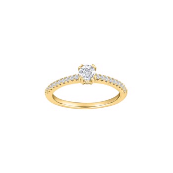 Forgyldt ring med stor zirkonia, klassisk design, 4 mm bredde, luksuriøs finish.