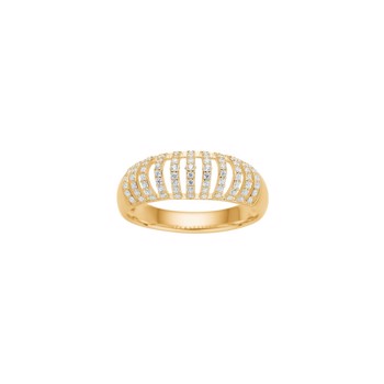Forgyldt sølv ring med bølget design og indlagte zirkoner, der reflekterer lys smukt.
