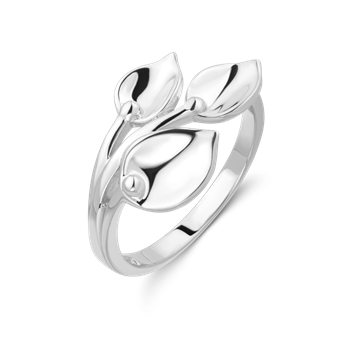Sølv ring fra Støvring Design med tre bladformede elementer, glat og skinnende overflade.