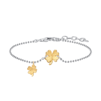 Sølv armbånd med kuglekæde, to guldfarvede firkløver-charms og karabinlås.