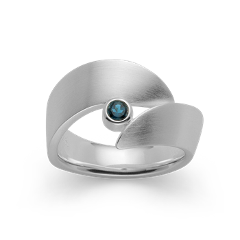 Ring i rhodineret 925 sterling sølv med London blue topas 0,13 ct, mat – Bastian Inverun