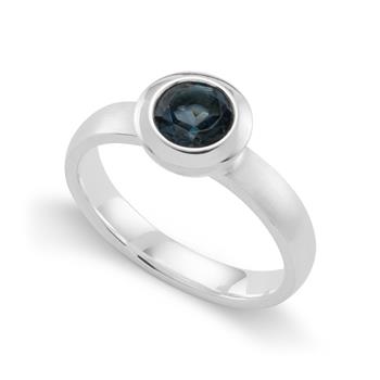 Ring i 925 sterling sølv med blå topas 0,89 ct, mat/poleret – Bastian Inverun
