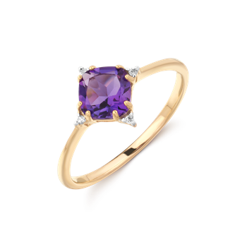 Elegant guld ring med stor lilla sten i midten, fire kløer med små klare sten, glat skinnende bånd.