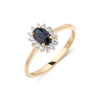 Elegant guldring med oval mørk sten, omgivet af klare sten fra Støvring Design.