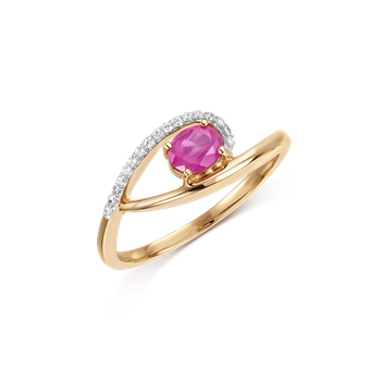 Guld ring med stor pink ædelsten og små klare sten rundt om. Elegant og glat design.