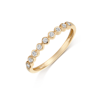 Guld ring med glat overflade og små runde sten langs den øverste halvdel, elegant og poleret design.