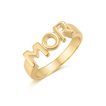Sølvforgyldt ring med ordet "MOR" i store bogstaver. Glat og ensartet design fra Støvring Design.