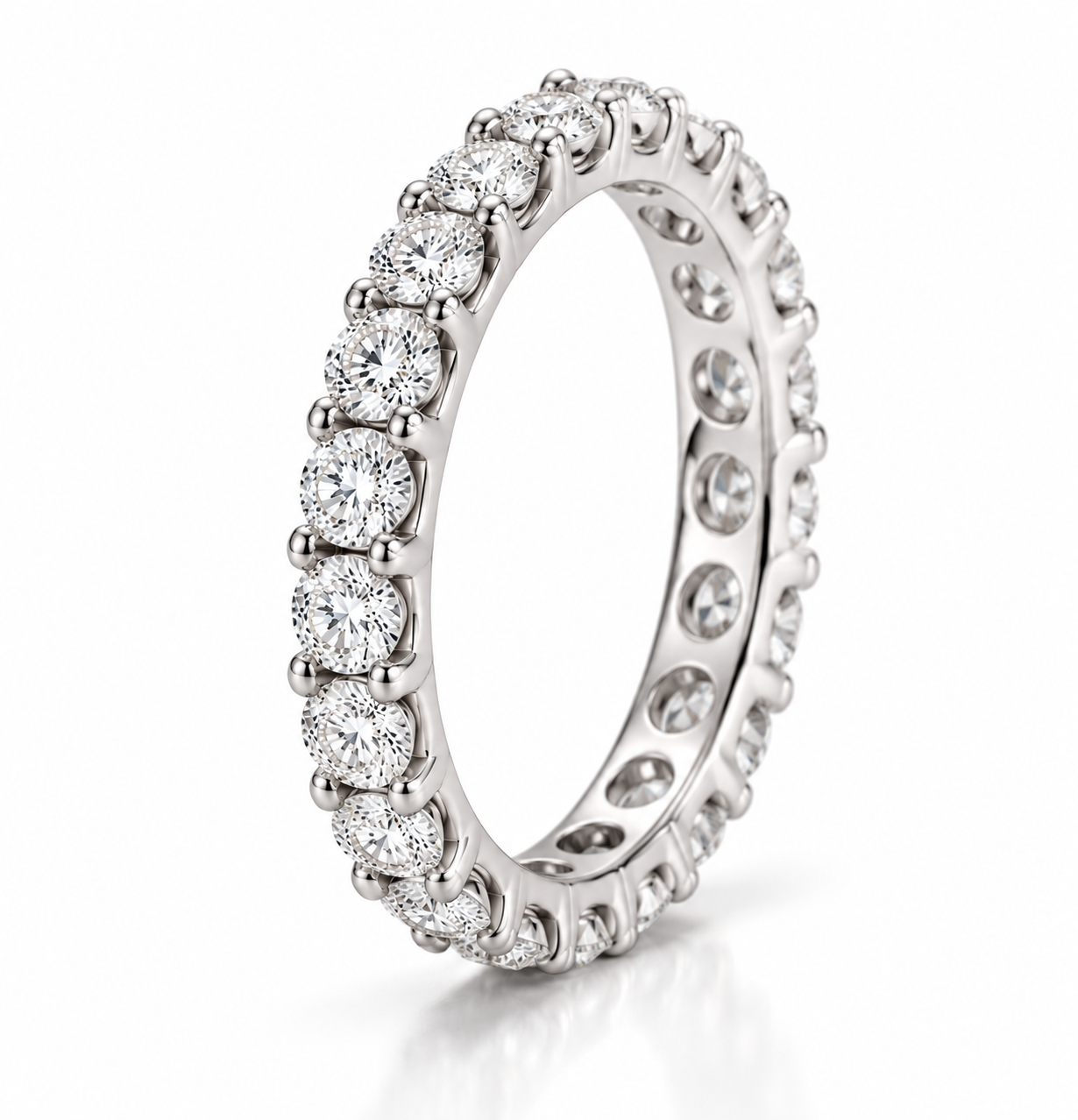 Eternity-ring med sten hele vejen rundt
